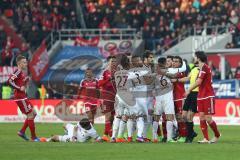 1. Bundesliga - Fußball - FC Ingolstadt 04 - FC Bayern - Streit auf dem Feld Darío Lezcano (11, FCI) David Alaba (27 Bayern) Thiago (6 Bayern) Romain Brégerie (18, FCI)