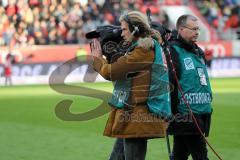 1. Bundesliga - Fußball - FC Ingolstadt 04 - FC Augsburg - Kameramann Sky