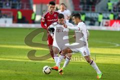 1. BL - Saison 2016/2017 - FC Ingolstadt 04 - FC Bayern München - Alfredo Morales (#6 FCI) hält Robert Lewandowski weiss FC Bayern München - Foto: Meyer Jürgen