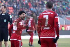 1. Bundesliga - Fußball - FC Ingolstadt 04 - Hamburger SV HSV - Almog Cohen (36, FCI) bedankt sich bei Mathew Leckie (7, FCI)