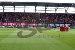 1. BL - Saison 2016/2017 - FC Ingolstadt 04 - FC Schalke 04 - Fans - Choreo - Die Mannschaft bildet einen Kreis vor dem Spiel - Foto: Meyer Jürgen