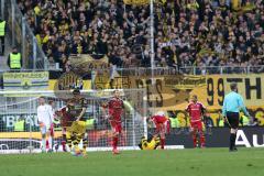 1. Bundesliga - Fußball - FC Ingolstadt 04 - Borussia Dortmund - Spiel ist aus Unentschieden 3:3, Ingolstadt enttäuscht Torwart Örjan Haskjard Nyland (1, FCI) , am Boden Pierre-Emerick Aubameyang (BVB 17), mitte Moritz Hartmann (9, FCI)