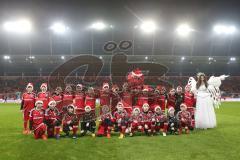 1. Bundesliga - Fußball - FC Ingolstadt 04 - SC Freiburg - Einlaufkinder Kids mit Nikolausmützen, mit Schanzi Maskottchen und Christkind Jenny Reichmann