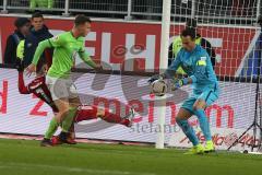 1. BL - Saison 2016/2017 - FC Ingolstadt 04 - VFL Wolfsburg - Mathew Leckie (#7 FCI) kommt einen Schritt zu spät - Torwart Diego Benaglio (1 Wolfsburg)  - Foto: Meyer Jürgen