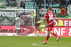 1. Bundesliga - Fußball - FC Ingolstadt 04 - Werder Bremen - Max Kruse (10 Bremen) läuft auf das leere Tor vor Torwart Martin Hansen (35, FCI) und trifft zum Tor
