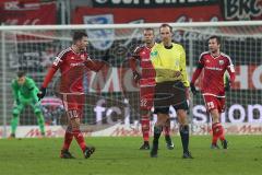 1. Bundesliga - Fußball - FC Ingolstadt 04 - SC Freiburg - Elfmeter gegen Ingolstadt, Haberer, Janik (19 Freiburg) führt aus, Torwart Martin Hansen (35, FCI) kann nicht halten, Pascal Groß (10, FCI) geht den Schiedsrichter an