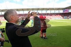 1. Bundesliga - Fußball - FC Ingolstadt 04 - FC Schalke 04 - letzter Spieltag - Geschäftsführer Harald Gärtner (FCI) macht ein Bild der Fankurve