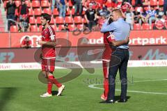 1. Bundesliga - Fußball - FC Ingolstadt 04 - FC Schalke 04 - Speil ist aus 1:1 unentschieden, letzter Spieltag, Cheftrainer Maik Walpurgis (FCI) umarmt Darío Lezcano (11, FCI)