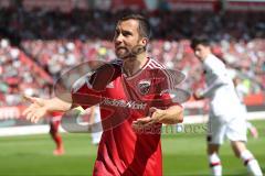 1. Bundesliga - Fußball - FC Ingolstadt 04 - Bayer 04 Leverkusen - Markus Suttner (29, FCI) animiert die Fans