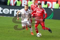 1. BL - Saison 2016/2017 - FC Ingolstadt 04 - FC Bayern München - Pascal Groß (#10 FCI) - Arturo Vidal weiss FC Bayern München - Foto: Meyer Jürgen