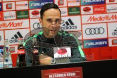 1. Bundesliga - Fußball - FC Ingolstadt 04 - Werder Bremen - Pressekonferenz nach dem Spiel Cheftrainer Alexander Nouri (Bremen) und Cheftrainer Maik Walpurgis (FCI) mit Pressesprecher Oliver Samwald