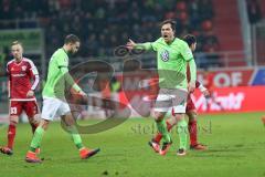 1. Bundesliga - Fußball - FC Ingolstadt 04 - VfL Wolfsburg -Marcel Schäfer (4 Wolfsburg) schreit den Schiedsrichter an