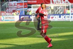 1. Bundesliga - Fußball - FC Ingolstadt 04 - 1. FSV Mainz 05 - Sieg Spiel 2:1 ist aus, Romain Brégerie (18, FCI) nimmt sein Kind auf das Spielfeld