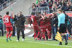 1. Bundesliga - Fußball - FC Ingolstadt 04 - Borussia Dortmund - Tor Jubel 2:0 Darío Lezcano (11, FCI) Florent Hadergjonaj (33, FCI) Roger de Oliveira Bernardo (8, FCI) Cheftrainer Markus Kauczinski (FCI)