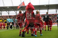 1. Bundesliga - Fußball - FC Ingolstadt 04 - Borussia Dortmund - Einlauf Marsch Start Kinder Schanzi hinten Fahne Fans