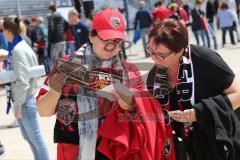 1. Bundesliga - Fußball - FC Ingolstadt 04 - FC Schalke 04 - letzter Spieltag - Fan mit FCI Magazin Schanzer Bladdl