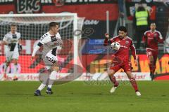 1. Bundesliga - Fußball - FC Ingolstadt 04 - SC Freiburg - Zweikampf Günter, Christian (30 Freiburg) und rechts Almog Cohen (36, FCI)