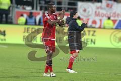 1. BL - Saison 2016/2017 - FC Ingolstadt 04 - FC Augsburg - Roger de Oliveira Bernardo (#8 FCI) - Almog Cohen (#36 FCI) bedanken sich bei den Fans - Foto: Meyer Jürgen