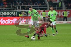 1. Bundesliga - Fußball - FC Ingolstadt 04 - VfL Wolfsburg - Julian Draxler (10 Wolfsburg) holt Moritz Hartmann (9, FCI) von den Füßen, Foul