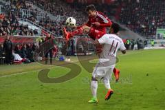 1. Bundesliga - Fußball - FC Ingolstadt 04 - FC Bayern - oben Markus Suttner (29, FCI)  und Douglas Costa (11 Bayern)