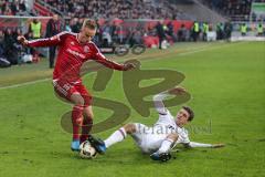 1. Bundesliga - Fußball - FC Ingolstadt 04 - FC Bayern - Kampf um den Ball Florent Hadergjonaj (33, FCI) und Thomas Müller (25 Bayern) am Boden grätscht