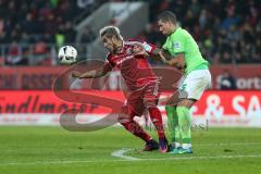 1. Bundesliga - Fußball - FC Ingolstadt 04 - VfL Wolfsburg -Zweikampf Darío Lezcano (11, FCI) und Jeffrey Bruma (5 Wolfsburg)