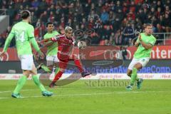 1. Bundesliga - Fußball - FC Ingolstadt 04 - VfL Wolfsburg -Darío Lezcano (11, FCI) Torchance Schuß links Jeffrey Bruma (5 Wolfsburg)