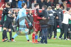 1. BL - Saison 2016/2017 - FC Ingolstadt 04 - FC Augsburg - Markus Kauczinski (Trainer FCI) klatscht bei Mathew Leckie (#7 FCI) ab - Foto: Meyer Jürgen