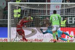 1. BL - Saison 2016/2017 - FC Ingolstadt 04 - VFL Wolfsburg - Moritz Hartmann (#9 FCI) beim Elfmeter - Torwart Diego Benaglio (1 Wolfsburg)  - Foto: Meyer Jürgen