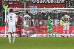 1. Bundesliga - Fußball - FC Ingolstadt 04 - SC Freiburg - Elfmeter gegen Ingolstadt, Haberer, Janik (19 Freiburg) führt aus, Torwart Martin Hansen (35, FCI) kann nicht halten