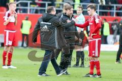 1. BL - Saison 2016/2017 - FC Ingolstadt 04 - Borussia Dortmund - Markus Kauczinski (Trainer FCI) beim abklatschen mit Pascal Groß (#10 FCI) - Foto: Meyer Jürgen