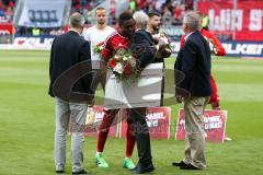 1. BL - Saison 2016/2017 - FC Ingolstadt 04 - FC Schalke 04 - Roger de Oliveira Bernardo (#8 FCI) wird verabschiedet von Frank Dreves - Foto: Meyer Jürgen