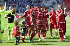 1. Bundesliga - Fußball - FC Ingolstadt 04 - FC Schalke 04 - Speil ist aus 1:1 unentschieden, letzter Spieltag, Team bedankt sich bei den Fans Spruchband Stadionrunde, Humba Tanz, Romain Brégerie (18, FCI) Torwart Martin Hansen (35, FCI) Florent Hadergjon