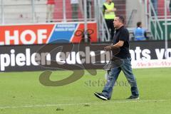 1. Bundesliga - Fußball - FC Ingolstadt 04 - TSG 1899 Hoffenheim 1:2 - Spiel ist aus, Niederlage 1:2 für IN, Cheftrainer Markus Kauczinski (FCI) geht vom Platz und zeiht sich die Jacke aus