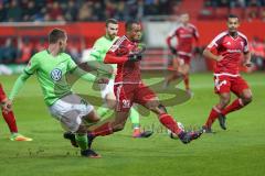 1. Bundesliga - Fußball - FC Ingolstadt 04 - VfL Wolfsburg -Paul Seguin (30 Wolfsburg) wird von Marcel Tisserand (32, FCI) gestoppt