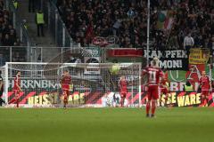 1. Bundesliga - Fußball - FC Ingolstadt 04 - FC Augsburg - 0:2 für Augsburg, Romain Brégerie (18, FCI) Sonny Kittel (21, FCI) Torwart Martin Hansen (35, FCI) am Boden