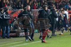 1. Bundesliga - Fußball - FC Ingolstadt 04 - RB Leipzig - Sieg 1:0 Cheftrainer Maik Walpurgis (FCI) gratuliert Fitnesstrainer Jörg Mikoleit (FCI)