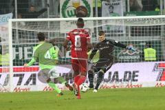 1. Bundesliga - Fußball - FC Ingolstadt 04 - VfL Wolfsburg - Torwart Martin Hansen (35, FCI) rettet Ball vor Marcel Schäfer (4 Wolfsburg)