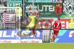 1. Bundesliga - Fußball - FC Ingolstadt 04 - Werder Bremen - Torwart Martin Hansen (35, FCI) Marcel Tisserand (32, FCI) behindern sich gegenseitig, Mathew Leckie (7, FCI) und Max Kruse (10 Bremen) trifft zum Ausgleich 2:2