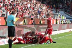 1. Bundesliga - Fußball - FC Ingolstadt 04 - 1. FSV Mainz 05 - Tor Jubel Florent Hadergjonaj (33, FCI) mit Marvin Matip (34, FCI) Pascal Groß (10, FCI) Roger de Oliveira Bernardo (8, FCI) Alfredo Morales (6, FCI)  Pascal Groß (10, FCI)