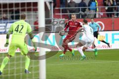 1. Bundesliga - Fußball - FC Ingolstadt 04 - Werder Bremen - Torwart Felix Wiedwald (42 Bremen) Florent Hadergjonaj (33, FCI) Robert Bauer (4 Bremen)