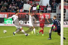 1. Bundesliga - Fußball - FC Ingolstadt 04 - FC Bayern - trifft nicht Lukas Hinterseer (16, FCI) #links Mats Hummels (5 Bayern) Rafinha (13 Bayern) und Torwart Manuel Neuer (1 Bayern)