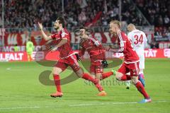 1. Bundesliga - Fußball - FC Ingolstadt 04 - 1. FC Köln - Romain Brégerie (18, FCI) trifft zum 2:2, Tor Jubel mit Alfredo Morales (6, FCI)  Florent Hadergjonaj (33, FCI)
