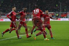 1. Bundesliga - Fußball - FC Ingolstadt 04 - VfL Wolfsburg -  Anthony Jung (3, FCI) trifft mit dem Kopf zum 1:0 Tor Treffer Jubel Pascal Groß (10, FCI) Mathew Leckie (7, FCI) Roger de Oliveira Bernardo (8, FCI)