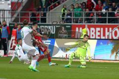 1. Bundesliga - Fußball - FC Ingolstadt 04 - Werder Bremen - rechts Torwart Martin Hansen (35, FCI) sieht dem Ball nach