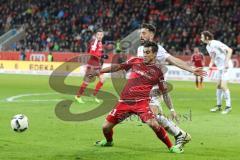 1. Bundesliga - Fußball - FC Ingolstadt 04 - 1. FC Köln - Zweikampf Darío Lezcano (11, FCI) Dominic Maroh (5 Köln)
