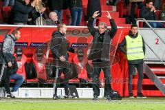 1. BL - Saison 2016/2017 - FC Ingolstadt 04 - 1.FC Köln - Michael Henke (Co-Trainer FCI) feuert die Fans an - Foto: Meyer Jürgen