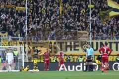 1. Bundesliga - Fußball - FC Ingolstadt 04 - Borussia Dortmund - Spiel ist aus Unentschieden 3:3, Ingolstadt enttäuscht Torwart Örjan Haskjard Nyland (1, FCI) , am Boden Pierre-Emerick Aubameyang (BVB 17)