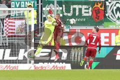 1. Bundesliga - Fußball - FC Ingolstadt 04 - Werder Bremen - Torwart Martin Hansen (35, FCI) Marcel Tisserand (32, FCI) behindern sich gegenseitig, Mathew Leckie (7, FCI) und Max Kruse (10 Bremen) trifft zum Ausgleich 2:2