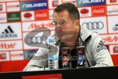 1. Bundesliga - Fußball - FC Ingolstadt 04 - TSG 1899 Hoffenheim 1:2 - Pressekonferenz Cheftrainer Markus Kauczinski (FCI) erklärt den Journalisten 3. Heimniederlage in Folge